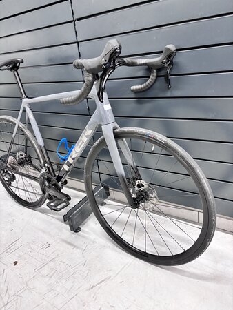 Testovaný bicykel Trek Émonda ALR 5 Slate Prismatic/Black Prismatic Fade 2024