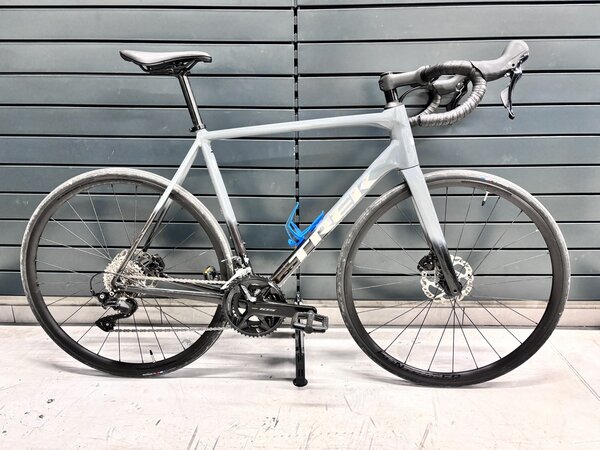 Testovaný bicykel Trek Émonda ALR 5 Slate Prismatic/Black Prismatic Fade 2024