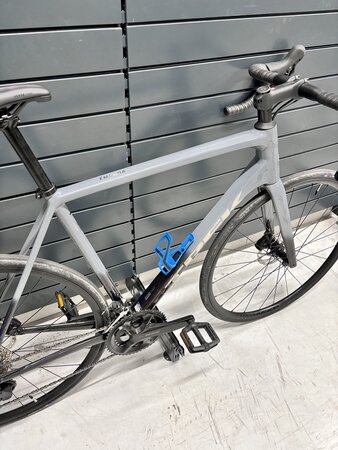 Testovaný bicykel Trek Émonda ALR 5 Slate Prismatic/Black Prismatic Fade 2024