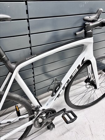 Testovaný bicykel Trek Émonda SL 5 White Prismatic 2024