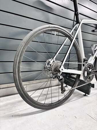 Testovaný bicykel Trek Émonda SL 5 White Prismatic 2024