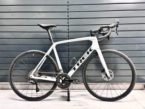 Testovaný bicykel Trek Émonda SL 5 White Prismatic 2024