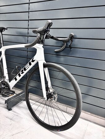 Testovaný bicykel Trek Émonda SL 5 White Prismatic 2024