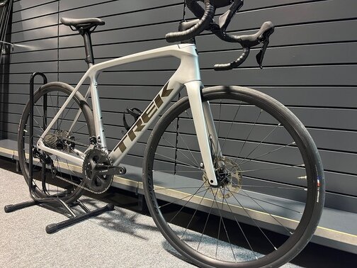 Testovaný Bicykel Trek Émonda SL 5 Disc Quicksilver/Brushed Chrome 2022