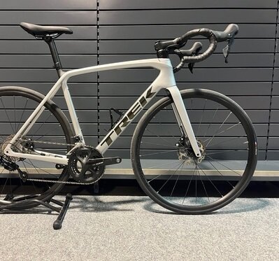 Testovaný Bicykel Trek Émonda SL 5 Disc Quicksilver/Brushed Chrome 2022