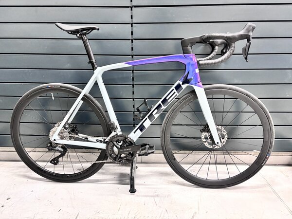Testovaný bicykel Trek Émonda SL 6 Plasma Pearl Grey/Purple Flip 2024