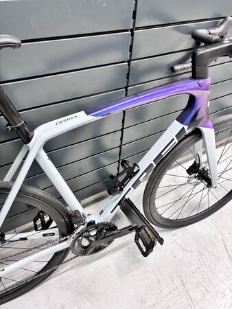 Testovaný bicykel Trek Émonda SL 6 Plasma Pearl Grey/Purple Flip 2024