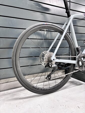 Testovaný bicykel Trek Émonda SL 6 Plasma Pearl Grey/Purple Flip 2024