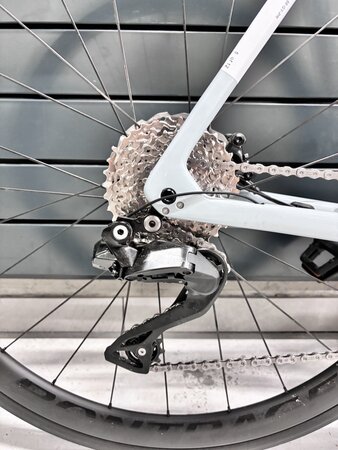 Testovaný bicykel Trek Émonda SL 6 Plasma Pearl Grey/Purple Flip 2024