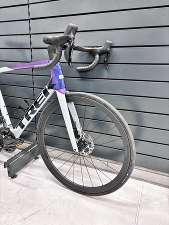Testovaný bicykel Trek Émonda SL 6 Plasma Pearl Grey/Purple Flip 2024