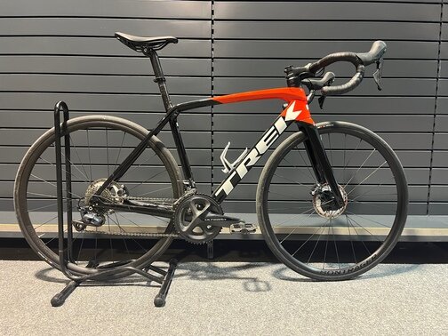 Testovaný Bicykel Trek Émonda SL 6 Disc Trek Black/Radioactive Red 2022