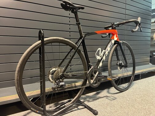 Testovaný Bicykel Trek Émonda SL 6 Disc Trek Black/Radioactive Red 2022