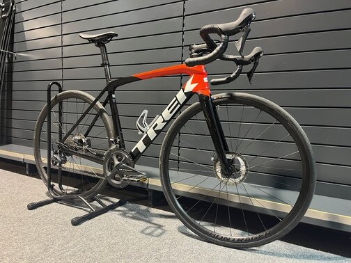 Testovaný Bicykel Trek Émonda SL 6 Disc Trek Black/Radioactive Red 2022
