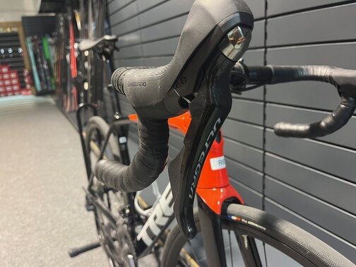 Testovaný Bicykel Trek Émonda SL 6 Disc Trek Black/Radioactive Red 2022