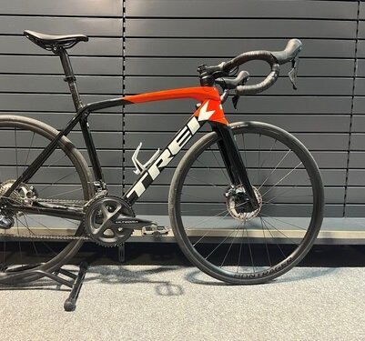 Testovaný Bicykel Trek Émonda SL 6 Disc Trek Black/Radioactive Red 2022