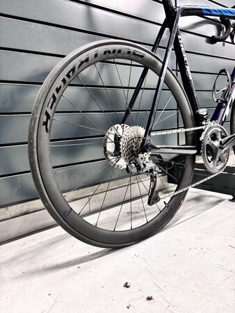 Testovaný bicykel Trek Émonda SLR 7 Disc Navy Carbon Smoke/Blue 2022