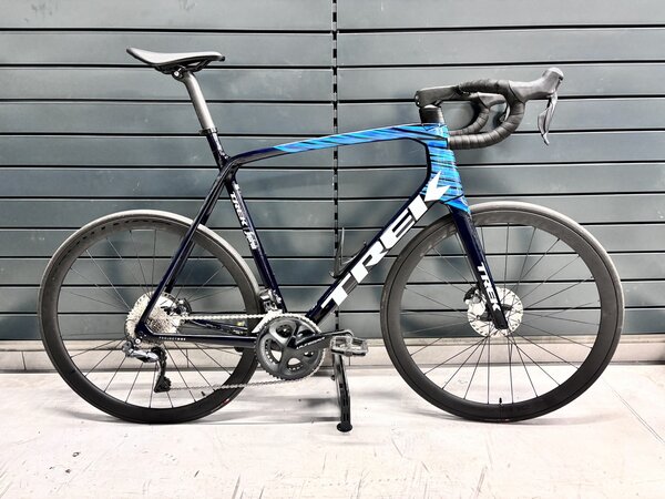 Testovaný bicykel Trek Émonda SLR 7 Disc Navy Carbon Smoke/Blue 2022