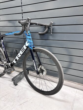 Testovaný bicykel Trek Émonda SLR 7 Disc Navy Carbon Smoke/Blue 2022