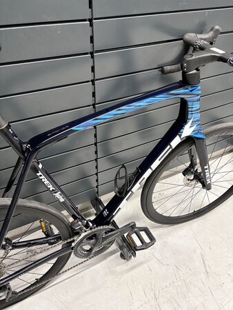Testovaný bicykel Trek Émonda SLR 7 Disc Navy Carbon Smoke/Blue 2022