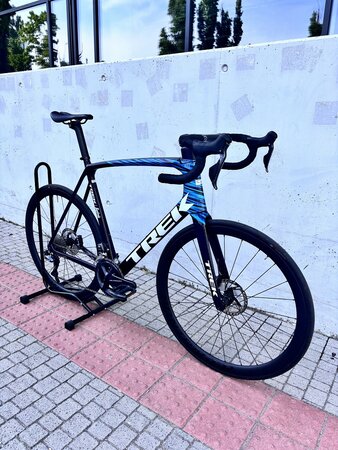 Testovaný bicykel Trek Émonda SLR 9 Navy Carbon Smoke/Blue 2021