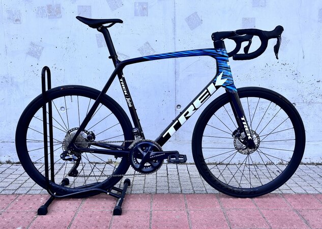 Testovaný bicykel Trek Émonda SLR 9 Navy Carbon Smoke/Blue 2021