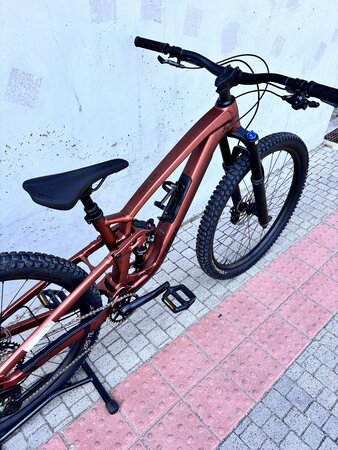 Testovaný bicykel Trek Fuel EX 8 Gen 6 Matte Pennyflake 2023 R117