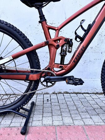 Testovaný bicykel Trek Fuel EX 8 Gen 6 Matte Pennyflake 2023 R117