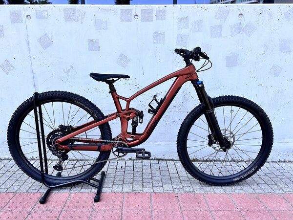Testovaný bicykel Trek Fuel EX 8 Gen 6 Matte Pennyflake 2023 R118