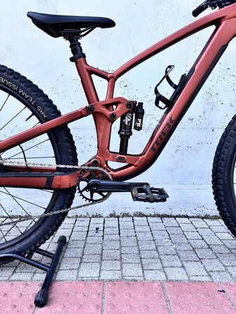 Testovaný bicykel Trek Fuel EX 8 Gen 6 Matte Pennyflake 2023 R118