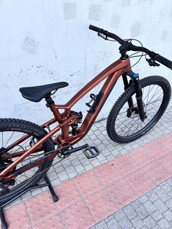 Testovaný bicykel Trek Fuel EX 8 Gen 6 Matte Pennyflake 2023 R118