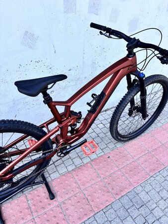 Testovaný bicykel Trek Fuel EX 8 Gen 6 Matte Pennyflake 2023 R119