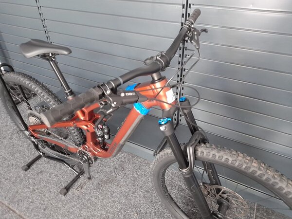 Testovaný bicykel Trek Fuel EX 8 Gen 6 Matte Pennyflake 2023 R125