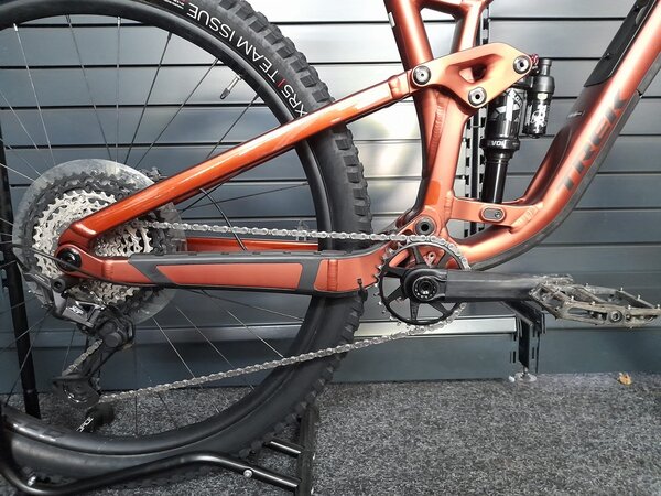 Testovaný bicykel Trek Fuel EX 8 Gen 6 Matte Pennyflake 2023 R125