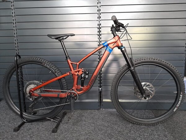 Testovaný bicykel Trek Fuel EX 8 Gen 6 Matte Pennyflake 2023 R125