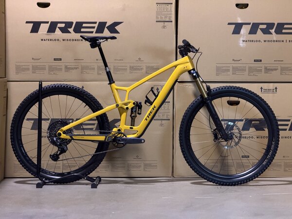 Testovaný bicykel Trek Fuel EX 9.9 XX1 AXS Gen 6 Satin Baja Yellow 2023