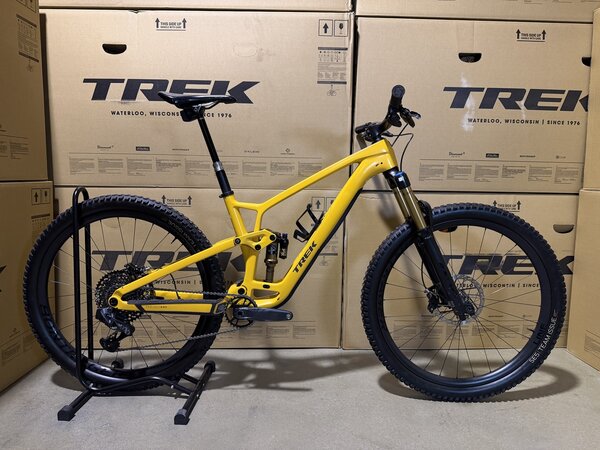 Testovaný bicykel Trek Fuel EX 9.9 XX1 AXS Gen 6 Satin Baja Yellow 2023