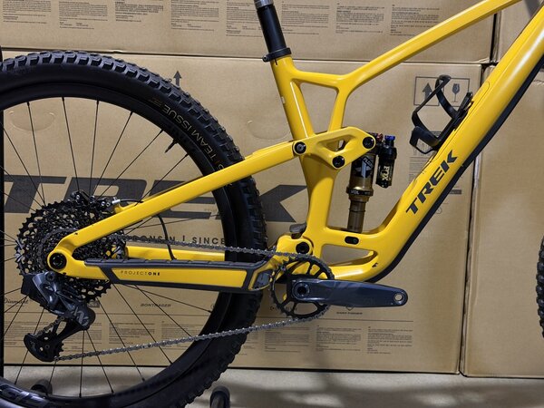 Testovaný bicykel Trek Fuel EX 9.9 XX1 AXS Gen 6 Satin Baja Yellow 2023