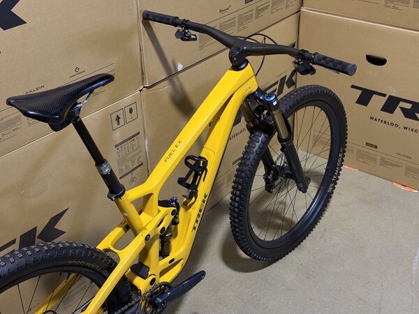 Testovaný bicykel Trek Fuel EX 9.9 XX1 AXS Gen 6 Satin Baja Yellow 2023