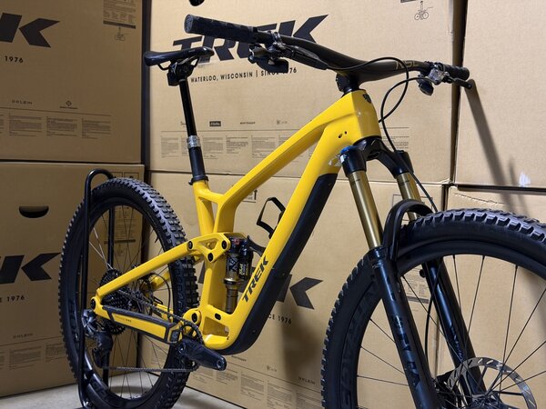 Testovaný bicykel Trek Fuel EX 9.9 XX1 AXS Gen 6 Satin Baja Yellow 2023