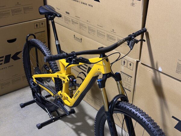 Testovaný bicykel Trek Fuel EX 9.9 XX1 AXS Gen 6 Satin Baja Yellow 2023