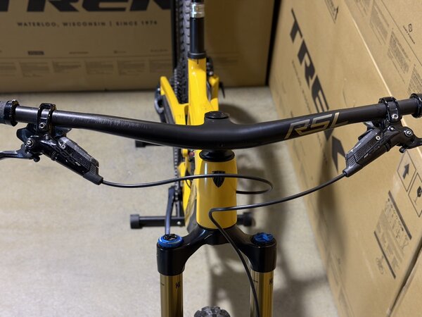 Testovaný bicykel Trek Fuel EX 9.9 XX1 AXS Gen 6 Satin Baja Yellow 2023