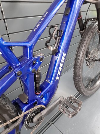 Testovaný elektrobicykel Trek Fuel EXe 9.5 Hex Blue 2023