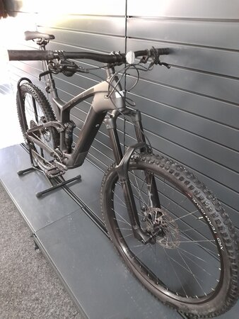 Testovaný elektrobicykel Trek Fuel EXe 9.5 Matte Dnister Black 2023