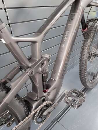 Testovaný elektrobicykel Trek Fuel EXe 9.5 Matte Dnister Black 2023