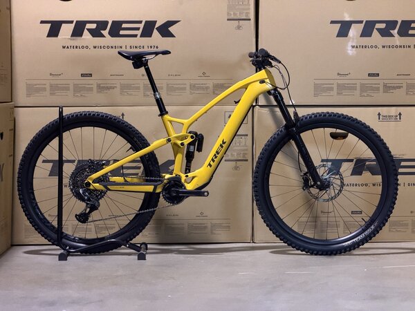 Testovaný elektrobicykel Trek Fuel EXe 9.9 XX1 AXS Satin Baja Yellow 2023