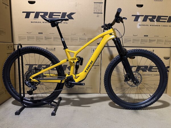 Testovaný elektrobicykel Trek Fuel EXe 9.9 XX1 AXS Satin Baja Yellow 2023