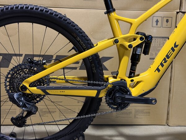 Testovaný elektrobicykel Trek Fuel EXe 9.9 XX1 AXS Satin Baja Yellow 2023