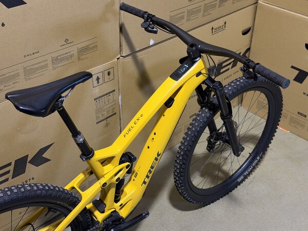 Testovaný elektrobicykel Trek Fuel EXe 9.9 XX1 AXS Satin Baja Yellow 2023