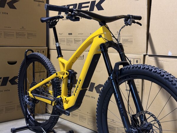 Testovaný elektrobicykel Trek Fuel EXe 9.9 XX1 AXS Satin Baja Yellow 2023