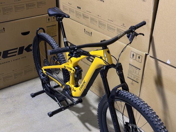 Testovaný elektrobicykel Trek Fuel EXe 9.9 XX1 AXS Satin Baja Yellow 2023